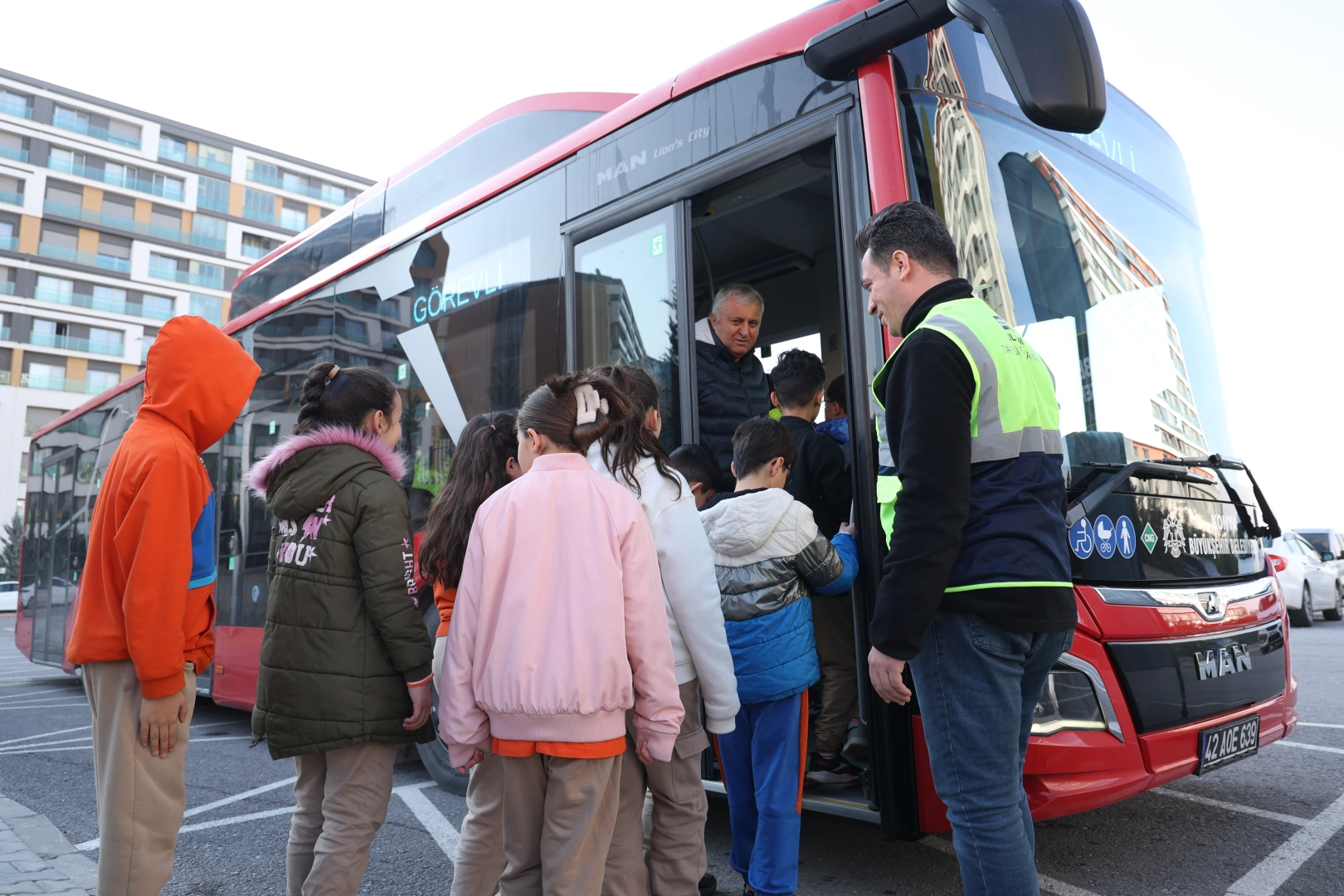 Konyalı &ouml;ğrenciler nezaketi bu otob&uuml;ste &ouml;ğreniyor