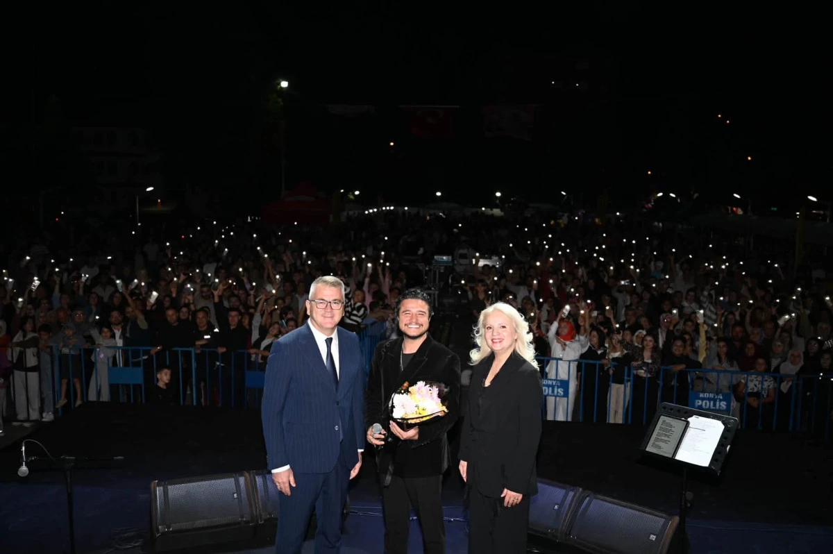  30 Ağustos Zafer Bayramı kutlamaları kapsamında d&uuml;zenlenen &Ouml;zg&uuml;r Can &Ccedil;oban konseri, binlerce vatandaşın katılımıyla coşku dolu anlara sahne oldu.