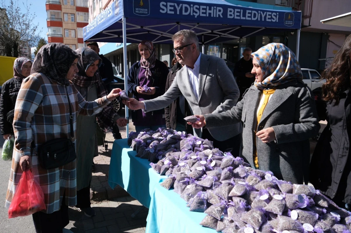 8 MART D&Uuml;NYA KADINLAR G&Uuml;N&Uuml;NDE KADINLARA LAVANTA HEDİYE EDİLDİ