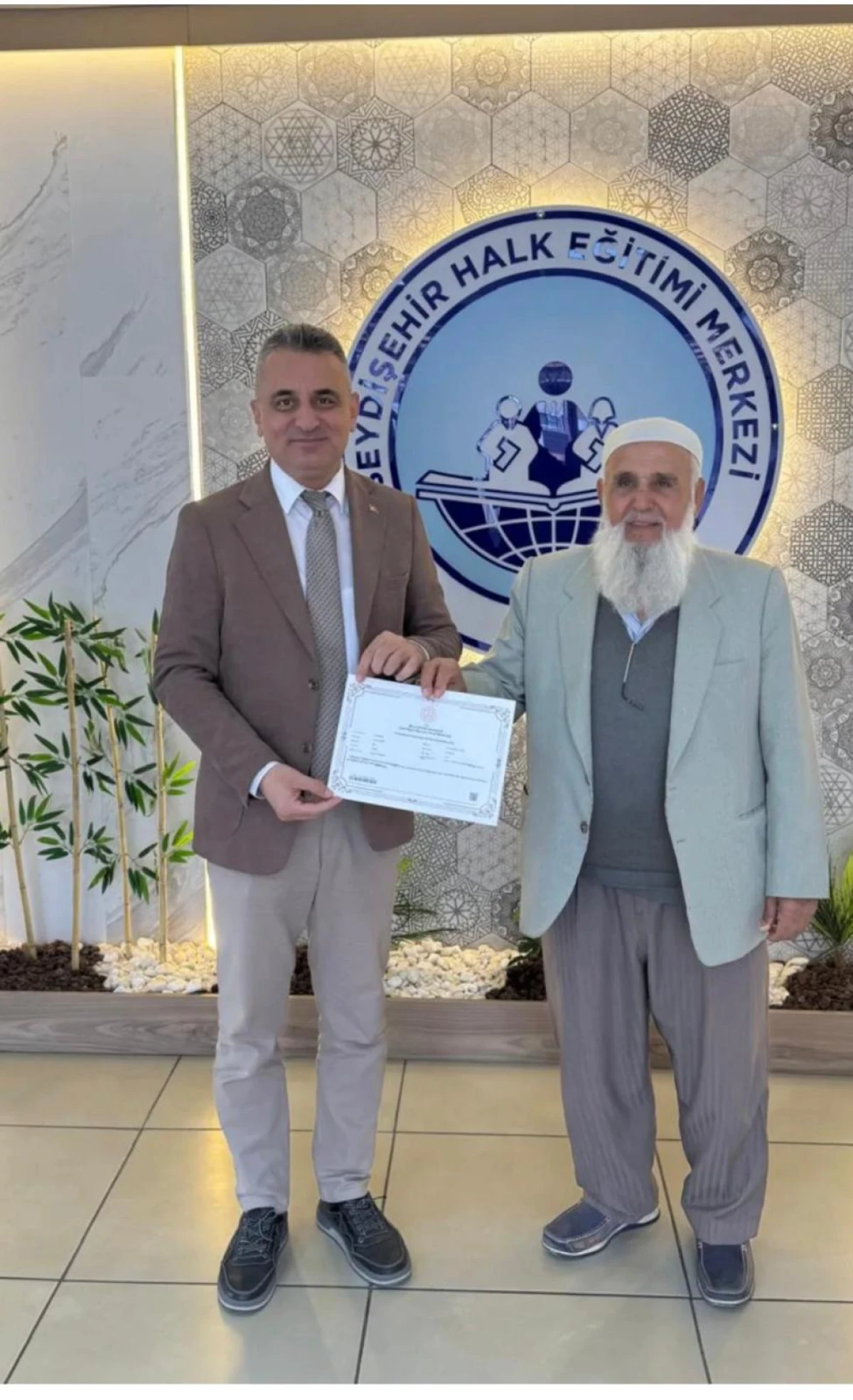 84 Yaşında Okuma Azmi: Celil Amca Belgesini Aldı