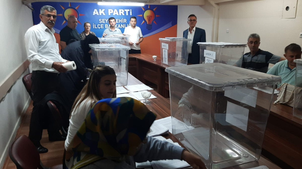 AK PARTİ İLÇE TEŞKİLATINDA KONGRE HEYECANI 