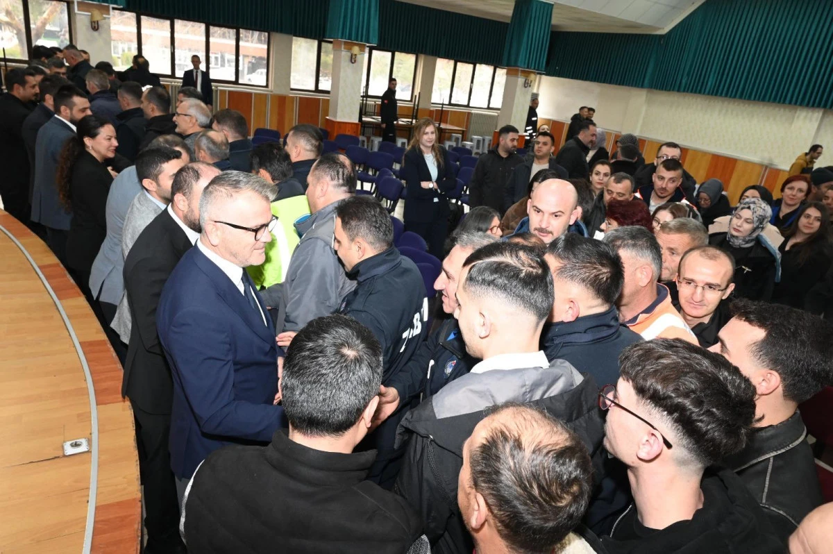 BAŞKAN USTAOĞLU &Ccedil;ALIŞMA ARKADAŞLARI İLE BAYRAMLAŞTI