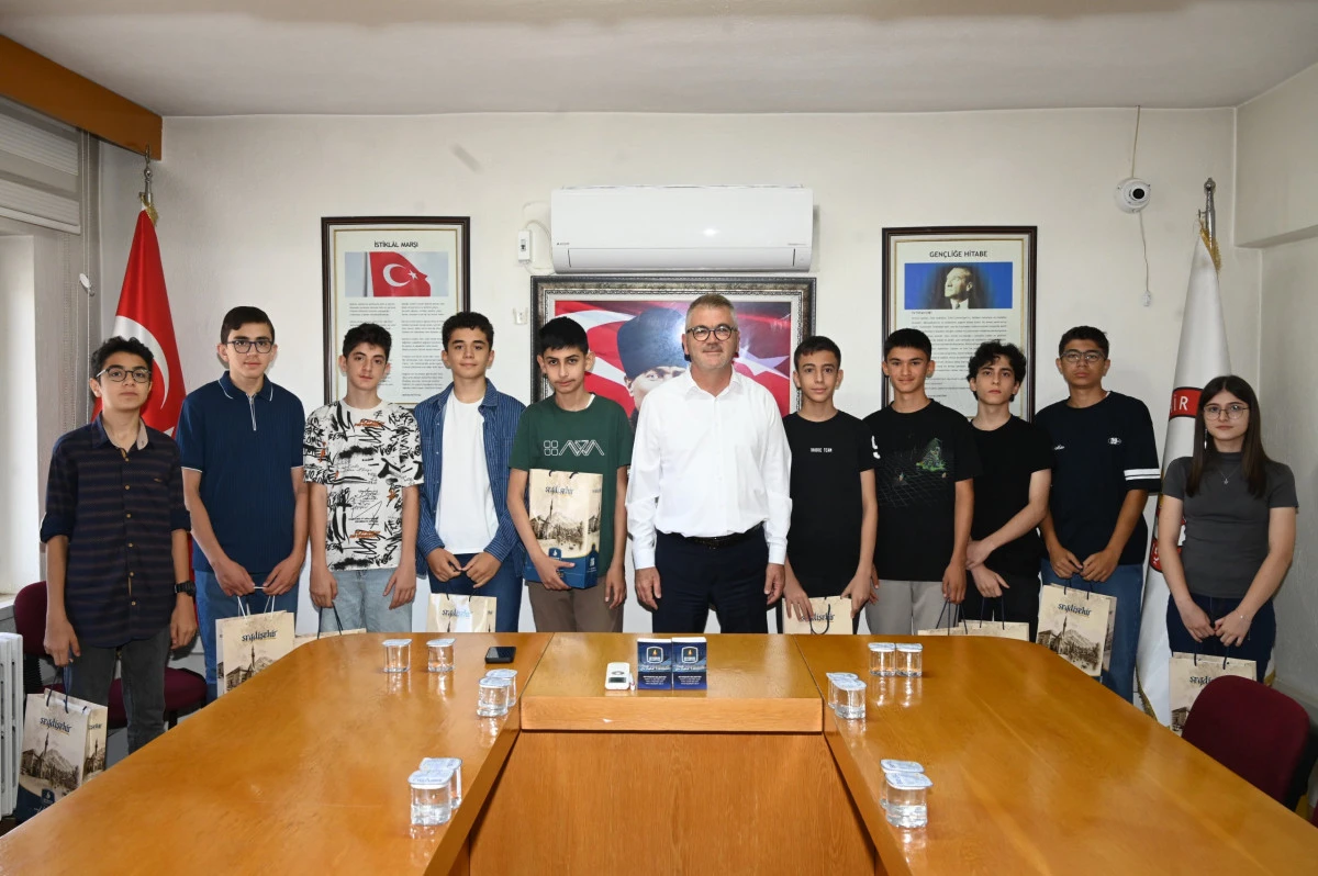 BAŞKAN USTAOĞLU, LGS'DE İLK 10'A GİREN &Ouml;ĞRENCİLERİ &Ouml;D&Uuml;LLENDİRDİ