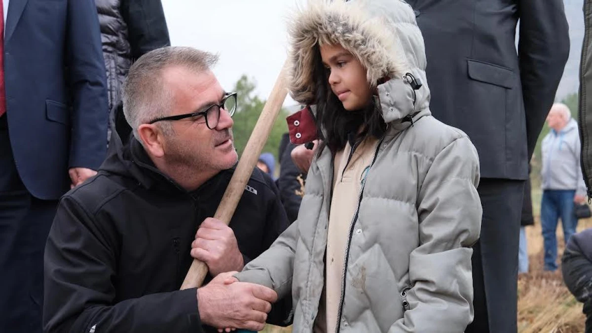 BAŞKAN USTAOĞLU, MİNİK Y&Uuml;REKLERLE FİDAN DİKTİ 
