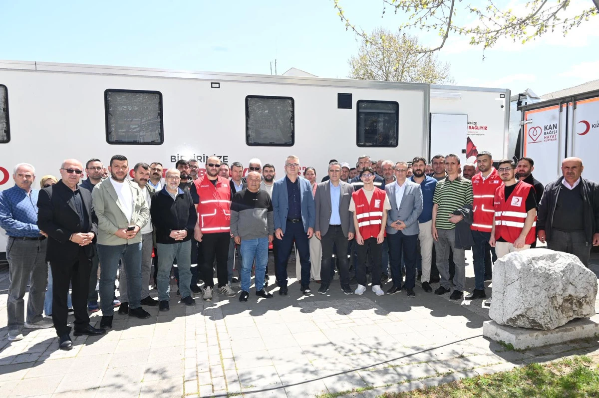 BAŞKAN USTAOĞLU VE &Ccedil;ALIŞMA ARKADAŞLARI KAN BAĞIŞINDA BULUNDU