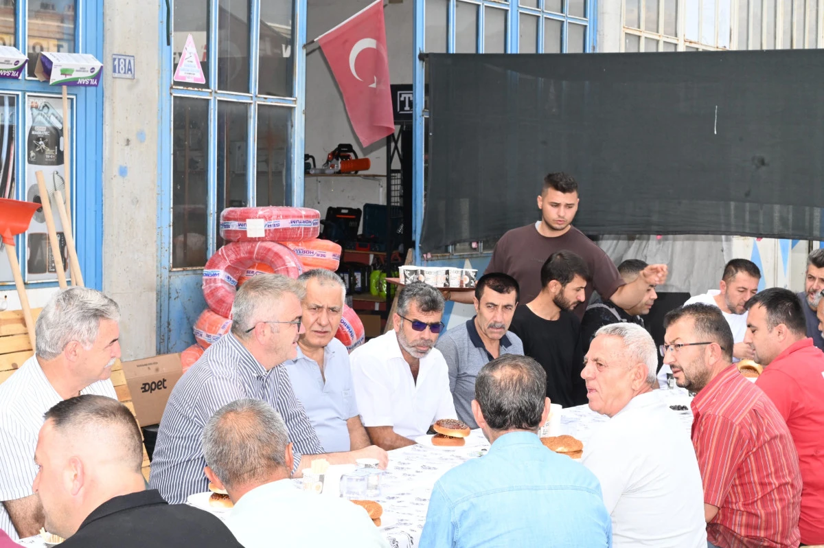 BAŞKAN USTAOĞLU YENİ OTO SANAYİ ESNAFIYLA KAHVALTIDA BULUŞTU