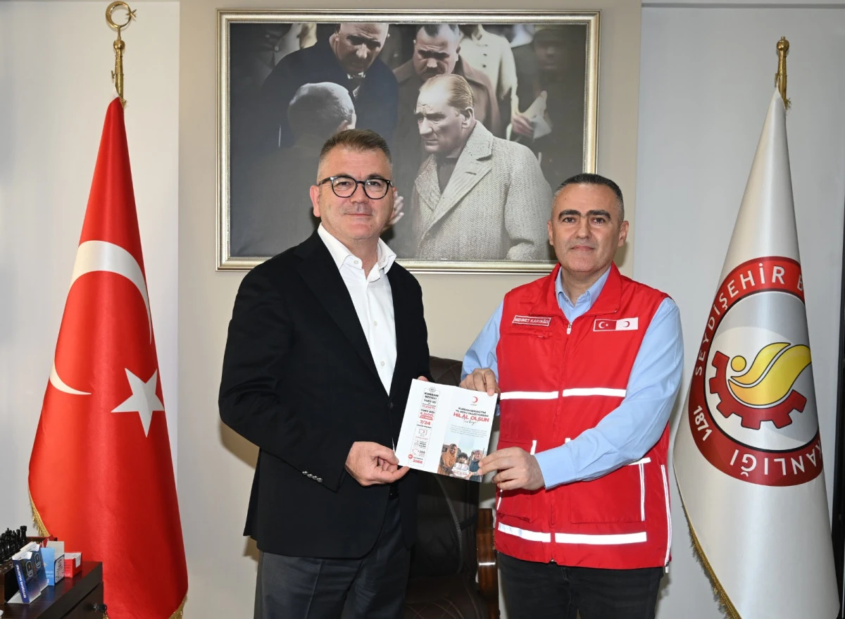BELEDİYE BAŞKANI USTAOĞLU T&Uuml;RK KIZILAY'A KURBAN BAĞIŞI YAPTI