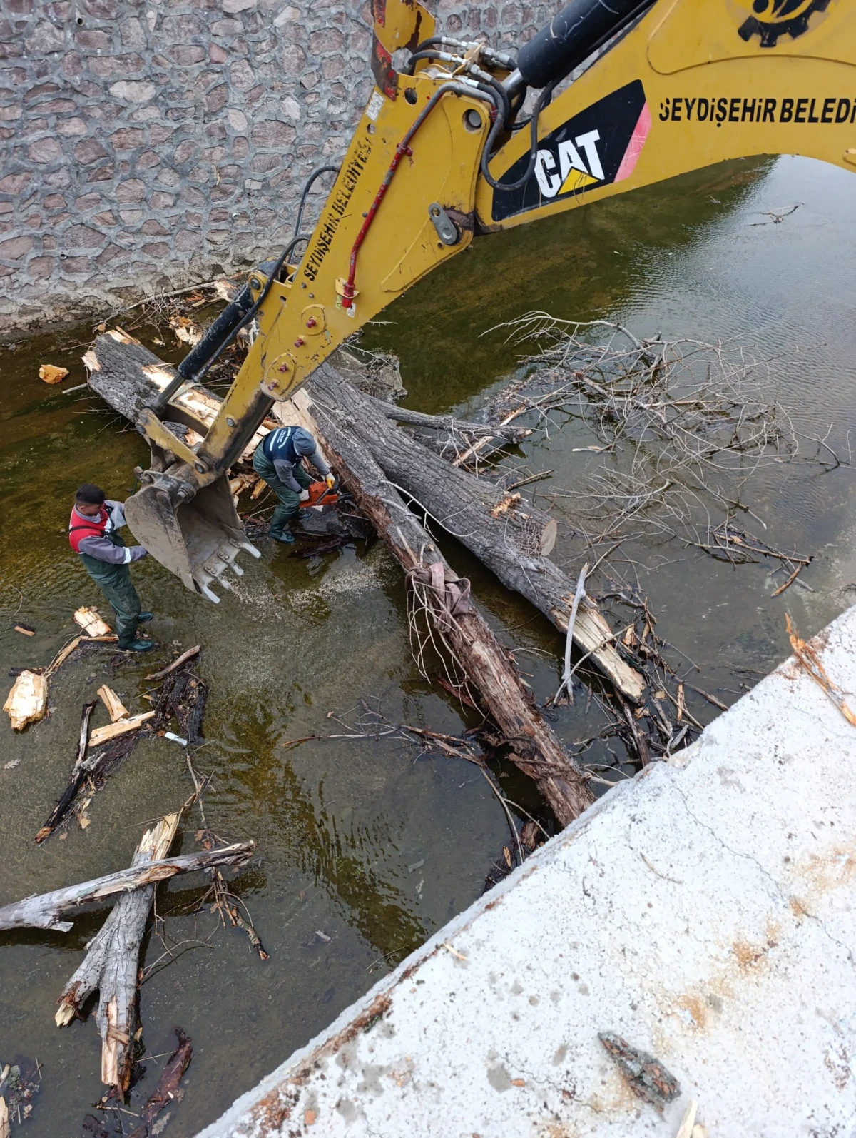 BELEDİYE EKİPLERİ FIRTINA NEDENİYLE SEFERBER OLDU