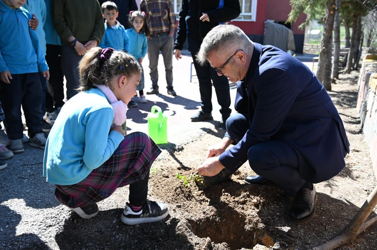 BELEDİYEDEN OKUL BAH&Ccedil;ELERİNE  G&Uuml;L