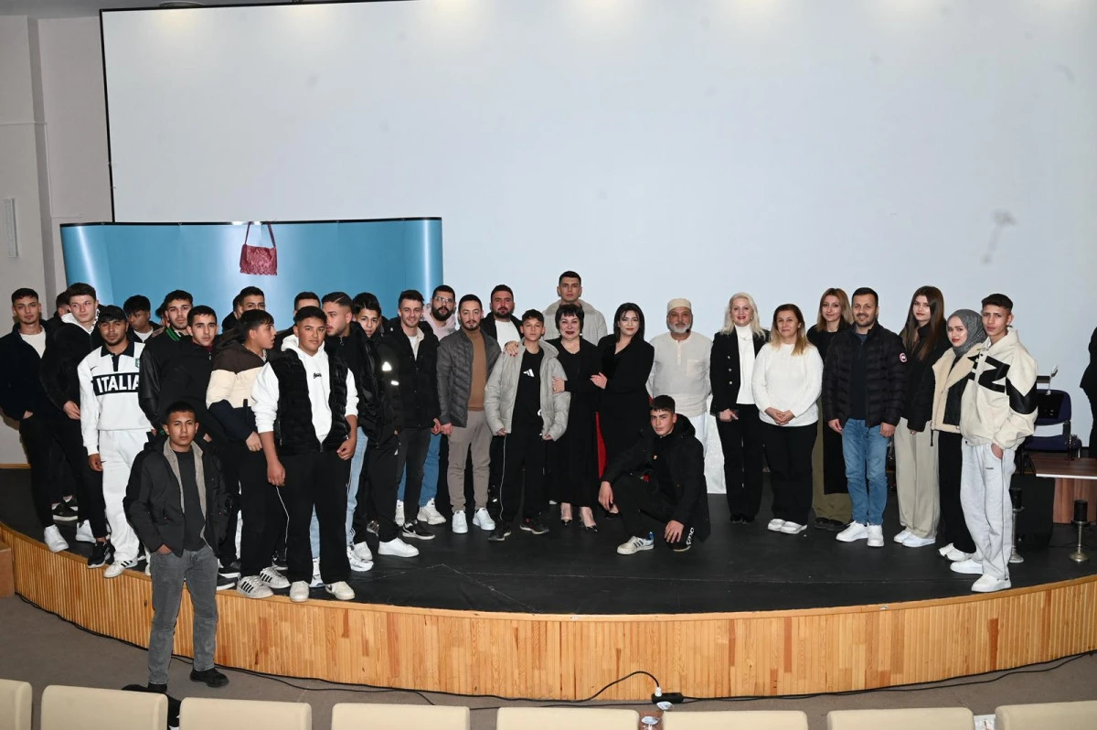 BİZİM AKİF TİYATRO OYUNU SEYDİŞEHİR&rsquo;DE SAHNELENDİ