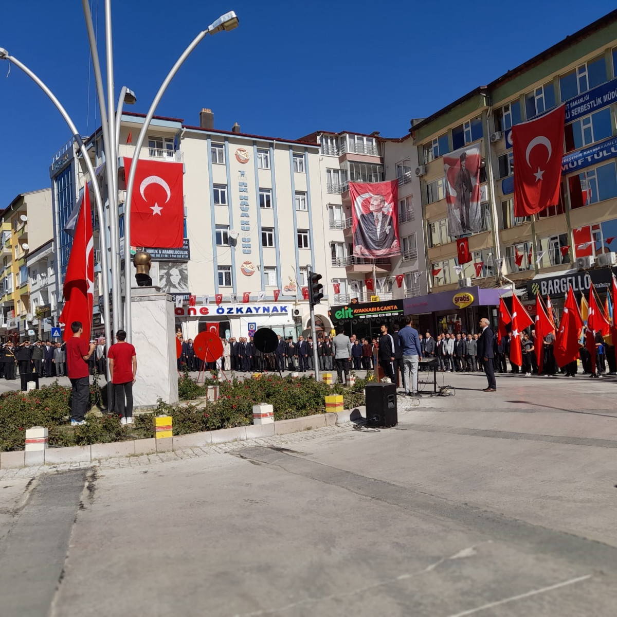 Cumhuriyet Bayramı Kutlamaları Çelenk Koyma Töreni İle Başladı