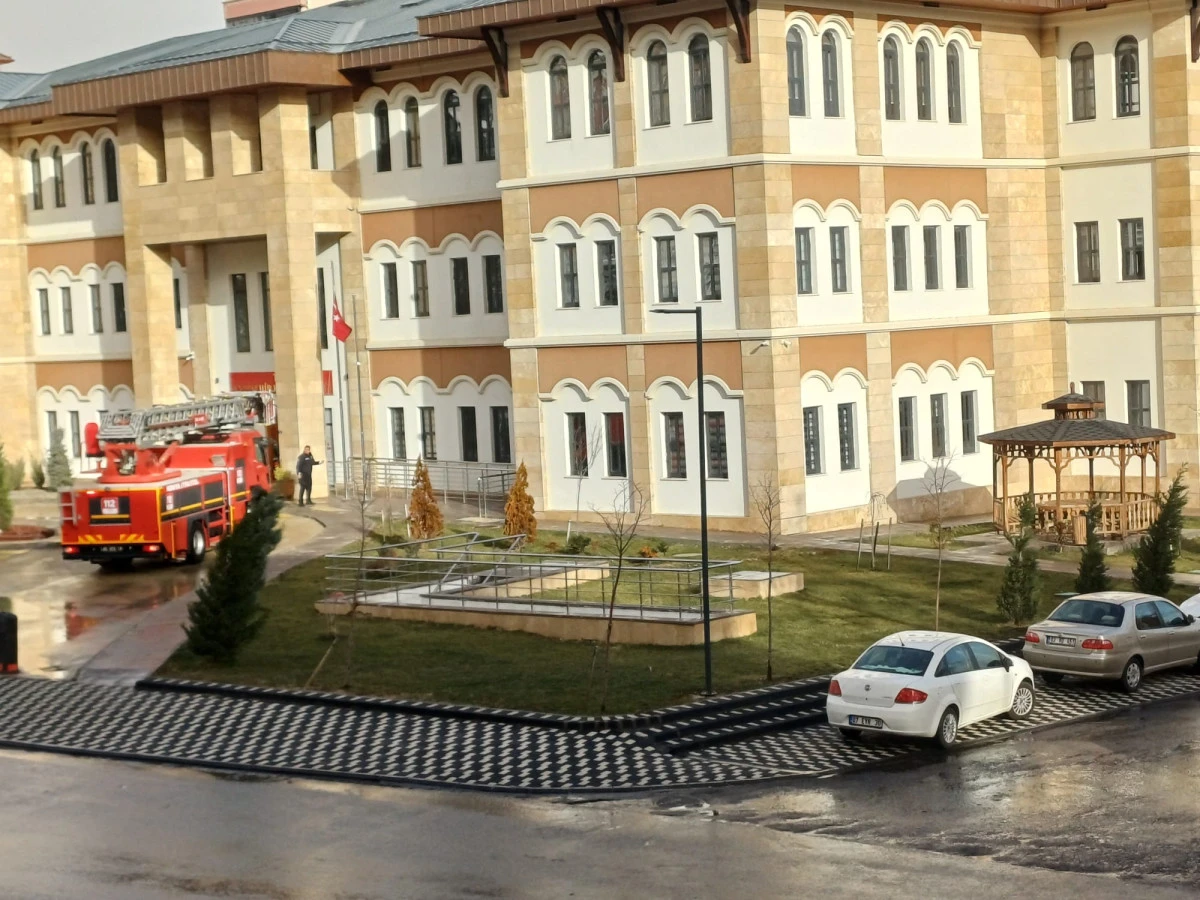 Duyarlı Vatandaşlar Bildirdi, T&uuml;rk Bayrağı Yeniden G&ouml;ndere &Ccedil;ekildi