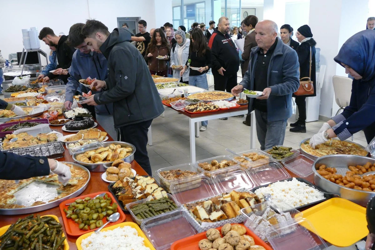 G&ouml;n&uuml;ll&uuml; Annelerden &Uuml;niversite &Ouml;ğrencilerine Ziyafet 