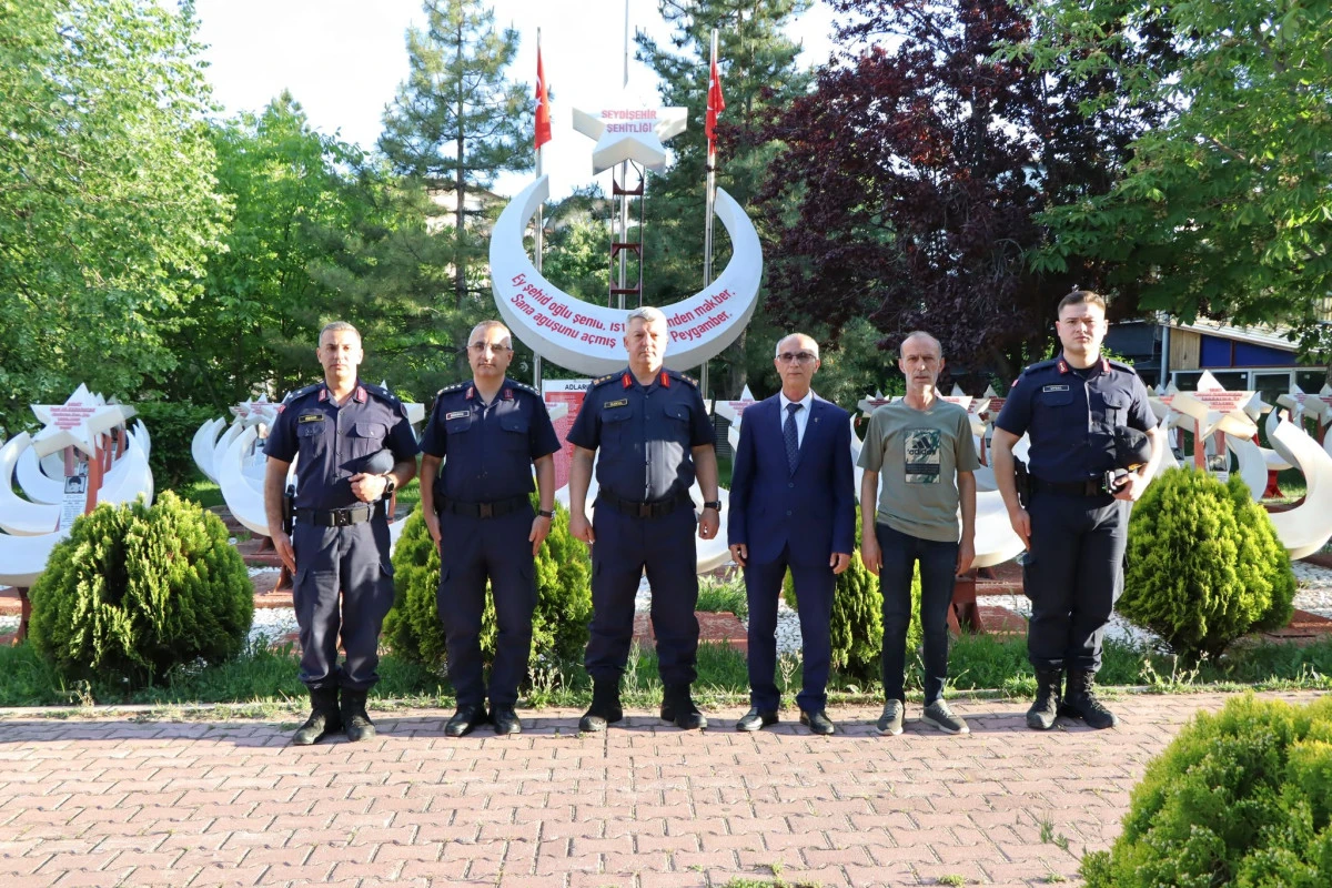 Jandarma Komutanından Şehit Ailelerine Ziyaret