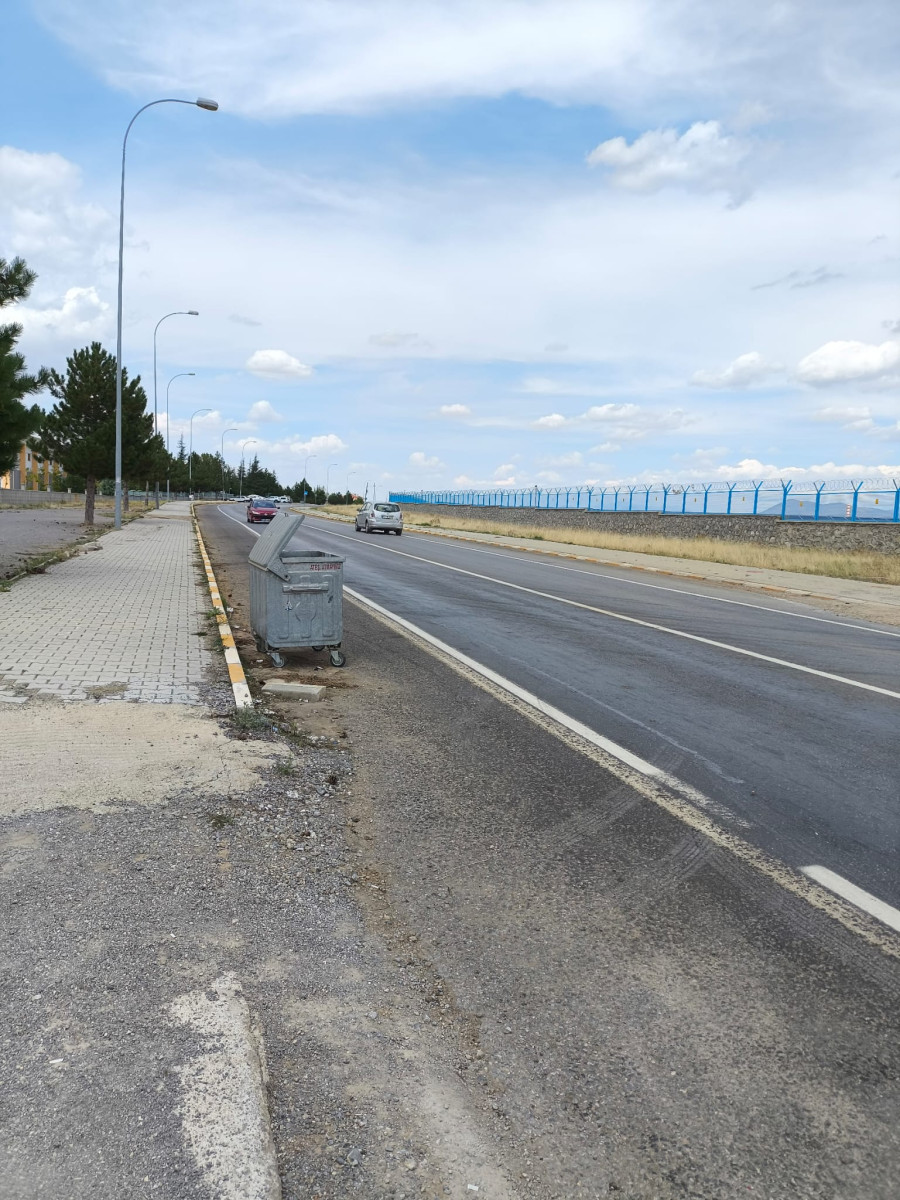 KARAYOLLARINA BAĞLI ÜNİVERSİTE YOLU ÖĞRENCİLER İÇİN RİSK TAŞIYOR