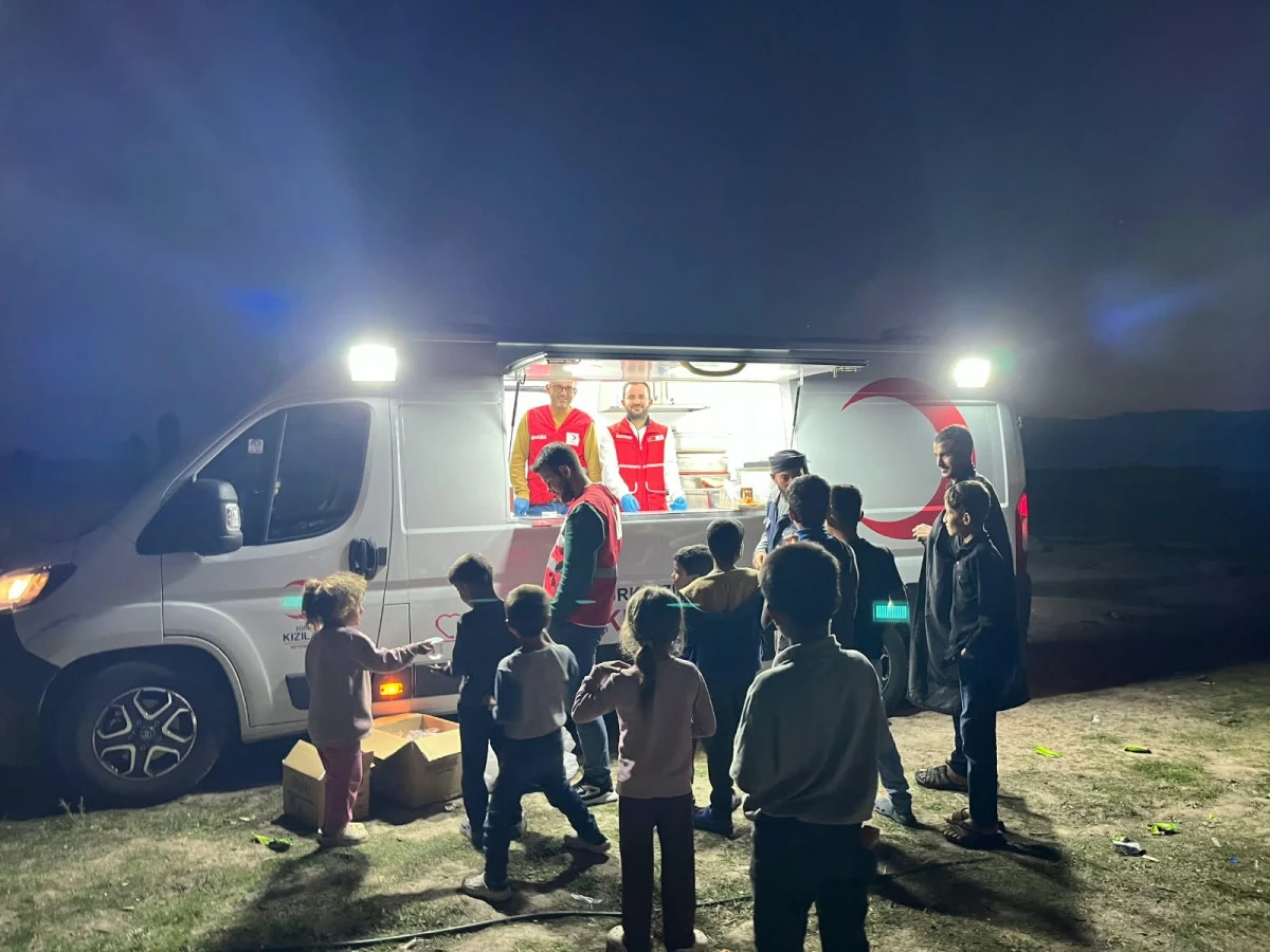 KIZILAY SEYDİŞEHİR ŞUBESİNDEN MEVSİMLİK TARIM İŞ&Ccedil;İLERİNE ANLAMLI AKŞAM YEMEĞİ İKRAMI