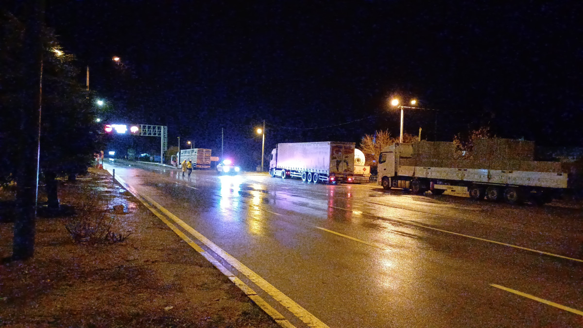 Seydişehir Antalya yolu kar nedeniyle tır ve çekici türü araçlara kapatıldı. (Videolu)