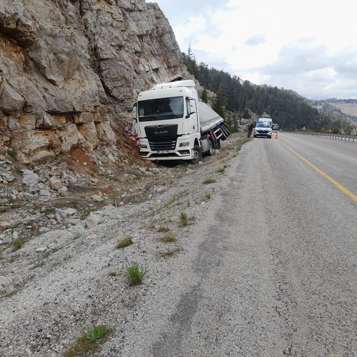 Seydişehir Antalya Yolunda Kola Y&uuml;kl&uuml; Kamyon Devrildi