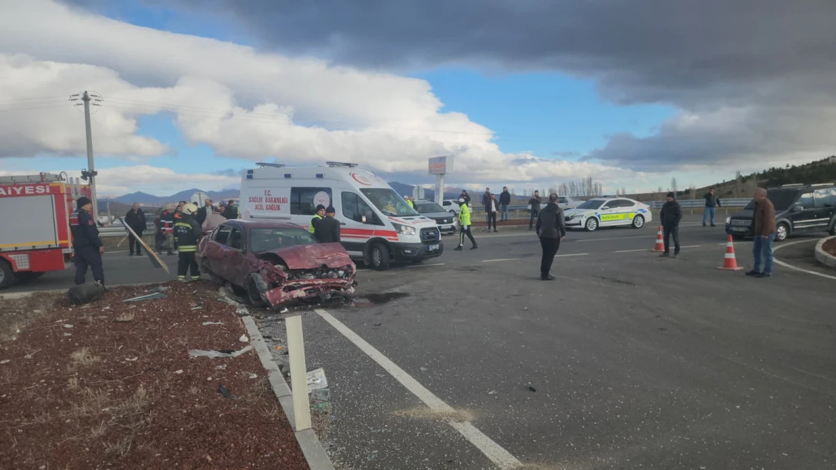 Seydişehir Beyşehir yolu Ak&ccedil;alar Kavşağında ger&ccedil;ekleşen kazada 1 kişi &ouml;ld&uuml;.1 kişi yaralandı.