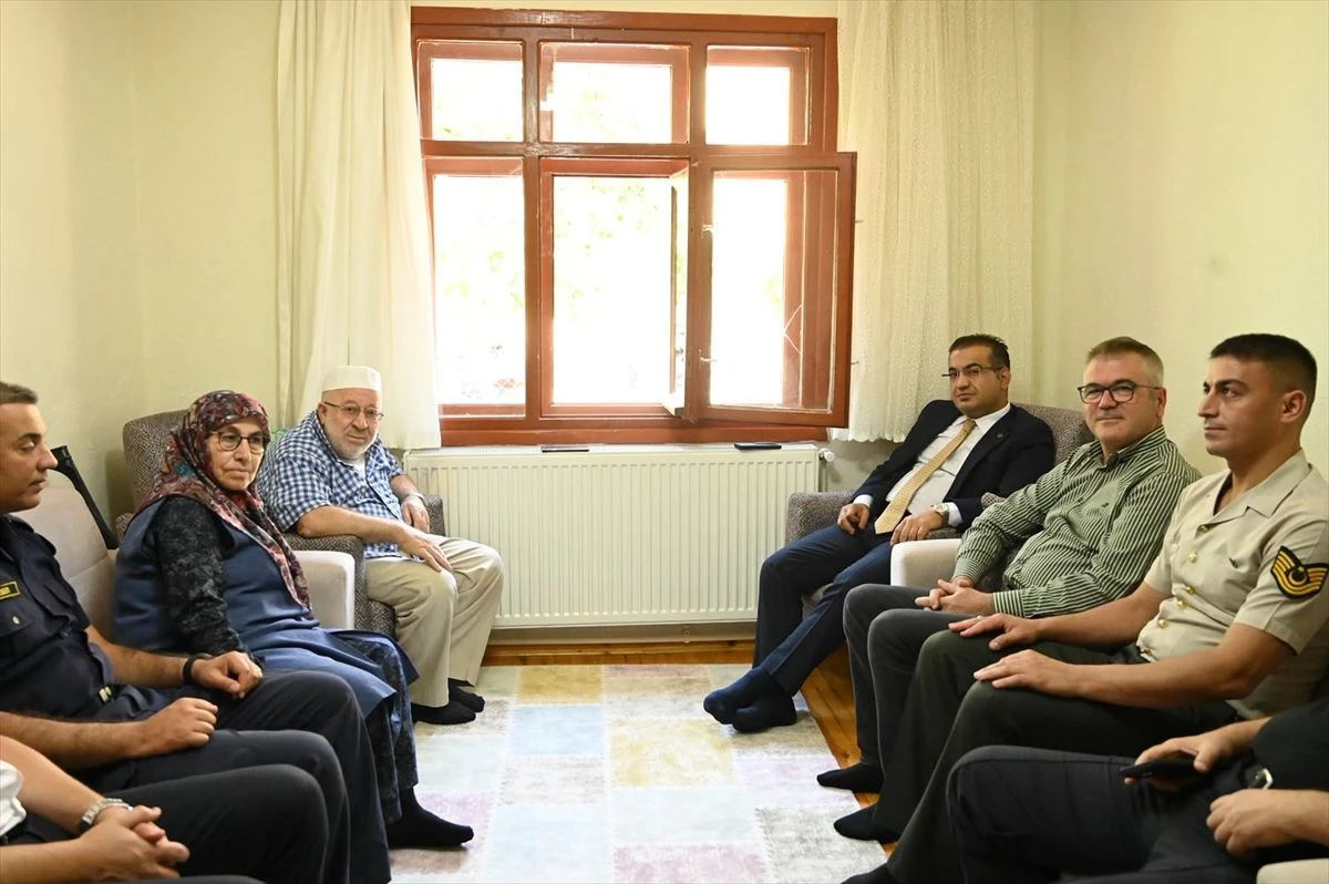 Seydişehir il&ccedil;esinde 15 Temmuz şehidi Muhsin Kiremit&ccedil;i'nin ailesi ziyaret edildi.