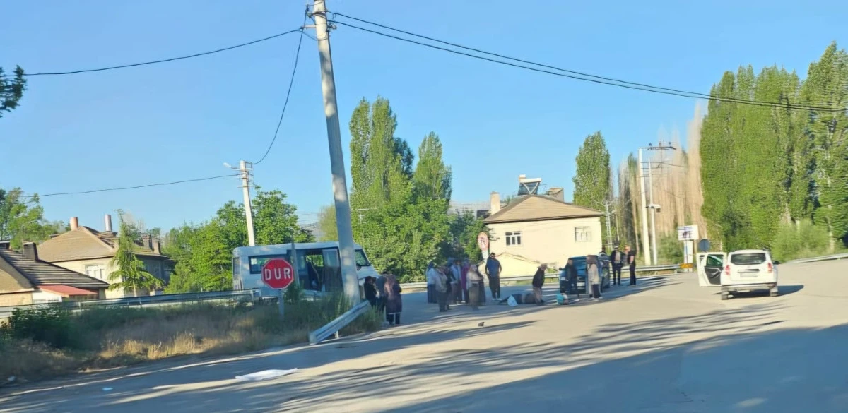 Seydişehir il&ccedil;esinde meydana gelen kazada 2 kişi yaralandı.