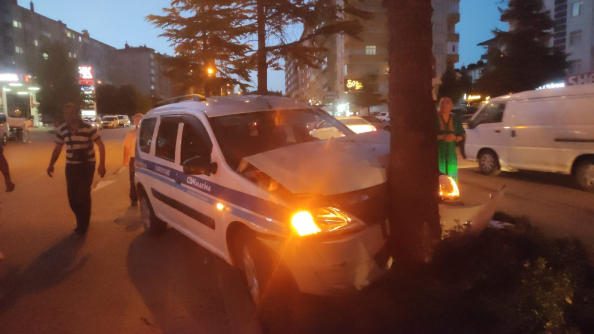 Seydişehir ilçesinde meydana gelen trafik kazasında 2 kişi yaralanırken kaza sonrası araç yandı.