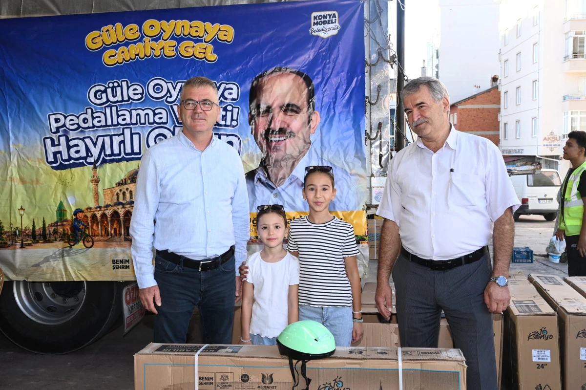 SEYDİŞEHİRDE SABAH NAMAZINA KATILAN &Ccedil;OCUKLARA BİSİKLETLERİ DAĞITILDI 