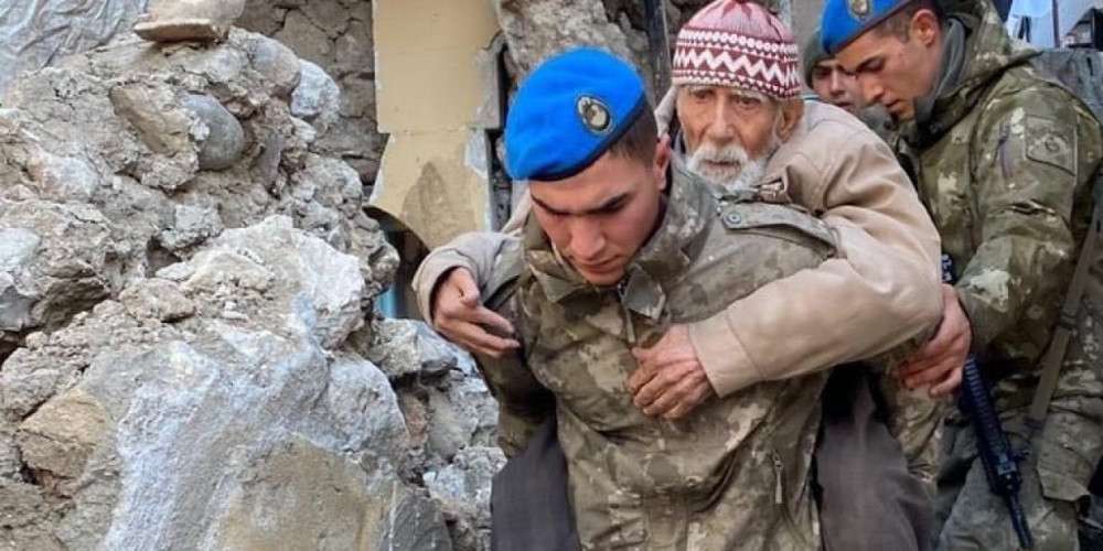 Seydişehirli askerin bu g&ouml;r&uuml;nt&uuml;s&uuml; T&uuml;rkiye&rsquo;nin g&uuml;ndemine oturdu