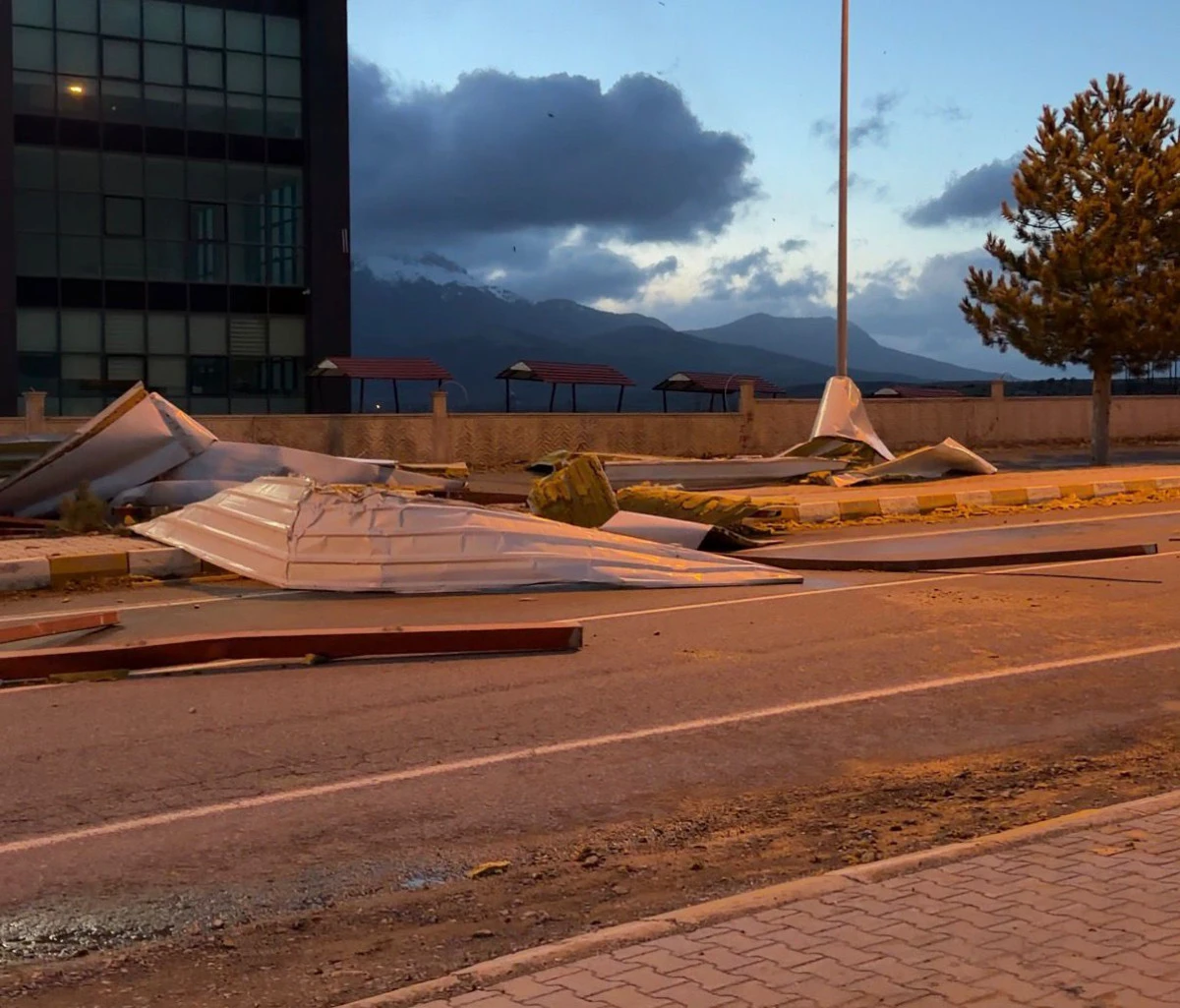 Şiddetli r&uuml;zgar &ccedil;atı kiremitlerini attı