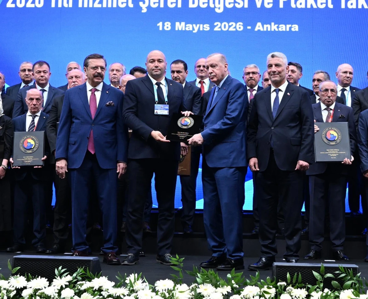 TOBB HİZMET ŞEREF BELGESİ T&ouml;reninde Seydişehir TSO Genel Sekreteri İbrahim Erkek plaketini Cumhurbaşkanımız SN. Recep Tayyip  ERDOĞAN&rsquo;dan aldı.
