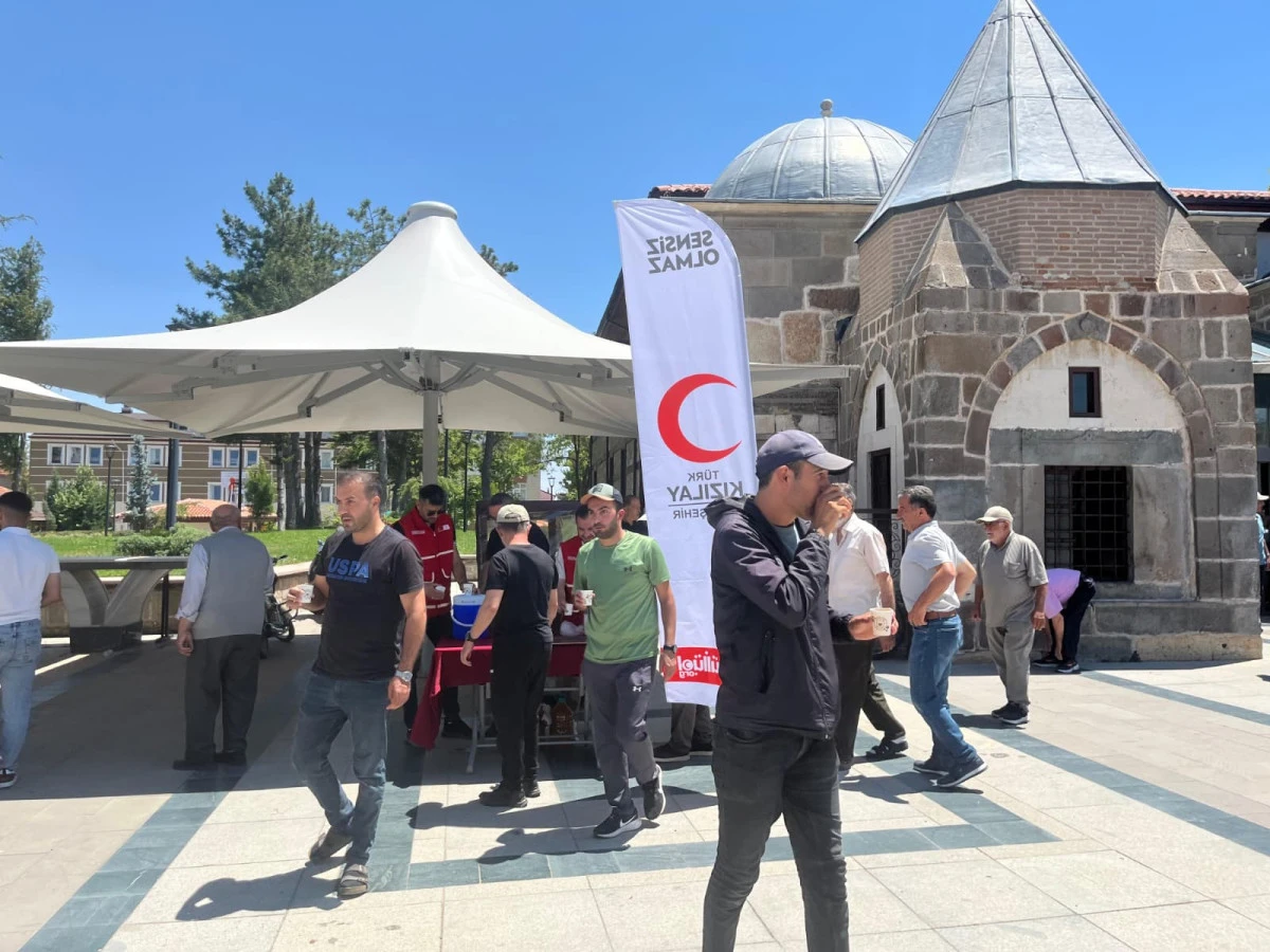 T&Uuml;RK KIZILAY HER ZAMAN HALKIN YANINDA